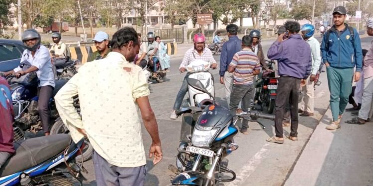 ಶಿವಮೊಗ್ಗ : ರಾಂಗ್ ರೂಟ್‌ನಲ್ಲಿ ಬಂದ ಬೈಕ್ | ಸ್ಕಿಡ್ ಆಗಿ ಬಿದ್ದ ವಾಹನ ಸವಾರರು