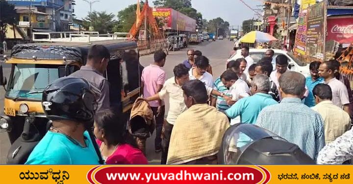 ಆಗುಂಬೆ ಬಸ್ ನಿಲ್ದಾಣದ ಸಮೀಪ ಎರಡು ಪ್ರತ್ಯೇಕ ರಸ್ತೆ ಅಪಘಾತ, ಪಕ್ಕೆಲುಬಿಗೆ ಬಲವಾದ ಪೆಟ್ಟು!