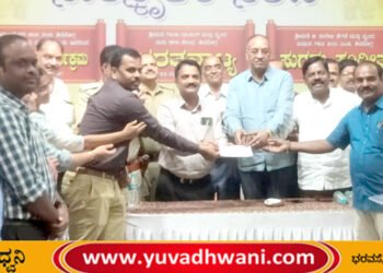 ಮಹಾನಗರ ಪಾಲಿಕೆ ವತಿಯಿಂದ ಮಾರಿಕಾಂಬಾ ಸೇವಾ ಸಮಿತಿಗೆ ೧೦ ಲಕ್ಷ ರೂ.ಗಳ ದೇಣಿಗೆ ಚೆಕ್‌ನ್ನು ಆಯುಕ್ತ ಮಾಯಣ್ಣಗೌಡ ಹಾಗೂ ಇತರರು ಸಮಿತಿಯ ಅಧ್ಯಕ್ಷ ಎಸ್.ಕೆ.ಮರಿಯಪ್ಪ, ಹಾಗೂ ಪ್ರಧಾನ ಕಾರ್ಯದರ್ಶಿ ಎನ್.ಮಂಜುನಾಥ್ ರವರಿಗೆ ನೀಡಿದರು.