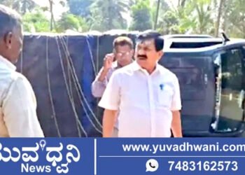 ಅಡ್ಡ ಬಂದ ಕಾಳಿಂಗ ಸರ್ಪ, ಅಡಿಕೆ ವಾಹನ ಪಲ್ಟಿ!