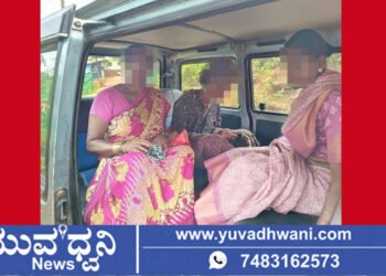 ಅಸ್ವಸ್ಥ ಮಹಿಳೆಯನ್ನು ರಕ್ಷಣೆ ಮಾಡಿದ ಪೊಲೀಸರು