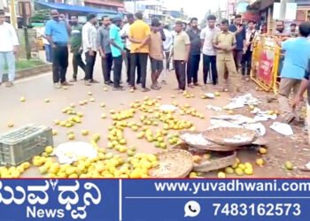 ರಸ್ತೆಗೆ ಮಾವಿನ ಹಣ್ಣು ಸುರಿದು ವ್ಯಾಪಾರಿಯ ಆಕ್ರೋಶ!