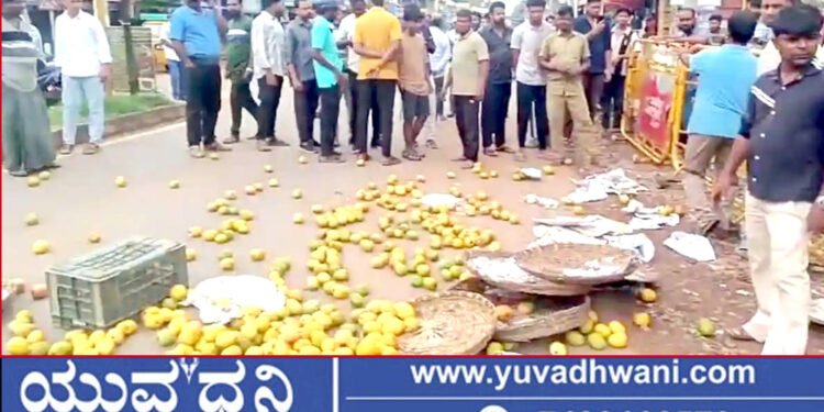 ರಸ್ತೆಗೆ ಮಾವಿನ ಹಣ್ಣು ಸುರಿದು ವ್ಯಾಪಾರಿಯ ಆಕ್ರೋಶ!