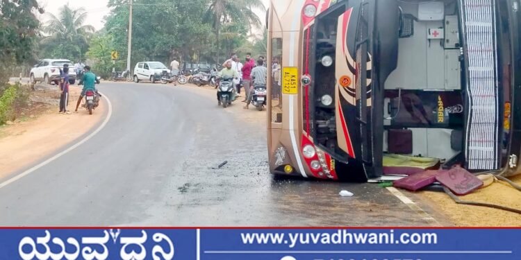 ಬೆಂಗಳೂರಿನಿಂದ ಕುಂದಾಪುರಕ್ಕೆ ತೆರಳುತ್ತಿದ್ದ ಖಾಸಗಿ ಬಸ್ ಪಲ್ಟಿ!