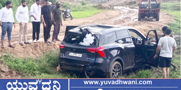 ಹೊಳೆಬೆನವಳ್ಳಿ ಬಳಿ ಗದ್ದೆಗೆ ನುಗ್ಗಿದ ಕಾರು