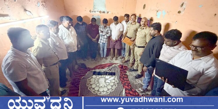 ಮನೆಯೊಳಗೆ ಅಂದರ್ ಬಾಹರ್ ಜೂಜಾಟ, ಪೊಲೀಸರ ದಾಳಿ,  9 ಮಂದಿ ವಶಕ್ಕೆ