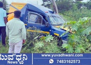 ಶಿವಮೊಗ್ಗ, ವಿದ್ಯುತ್ ಕಂಬಕ್ಕೆ ಎಟಿಎಂ ಹಣ ಸಾಗಣೆ ವಾಹನ ಡಿಕ್ಕಿ!