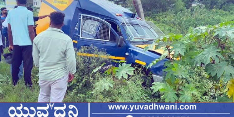 ಶಿವಮೊಗ್ಗ, ವಿದ್ಯುತ್ ಕಂಬಕ್ಕೆ ಎಟಿಎಂ ಹಣ ಸಾಗಣೆ ವಾಹನ ಡಿಕ್ಕಿ!