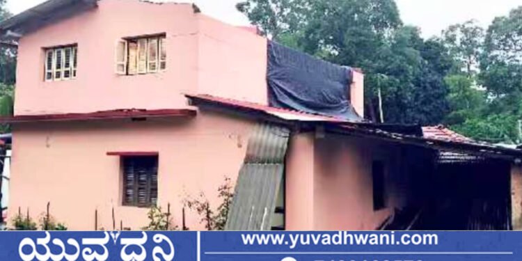 ಮಳೆ ಬಿರುಗಾಳಿಗೆ ಹಾರಿ ಹೋದ ಮನೆಯ ಮೇಲ್ಛಾವಣಿ!