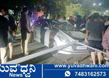 ಸೋಮಿನಕೊಪ್ಪ ರಸ್ತೆಯಲ್ಲಿ ಡಿವೈಡರ್‌ಗೆ ಕಾರು ಡಿಕ್ಕಿ, ಇಬ್ಬರಿಗೆ ಗಾಯ, ಲೈಟ್ ಕಂಬ ಧ್ವಂಸ!