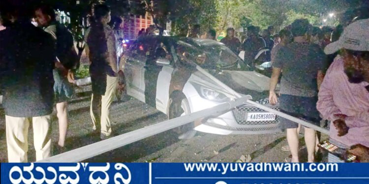 ಸೋಮಿನಕೊಪ್ಪ ರಸ್ತೆಯಲ್ಲಿ ಡಿವೈಡರ್‌ಗೆ ಕಾರು ಡಿಕ್ಕಿ, ಇಬ್ಬರಿಗೆ ಗಾಯ, ಲೈಟ್ ಕಂಬ ಧ್ವಂಸ!