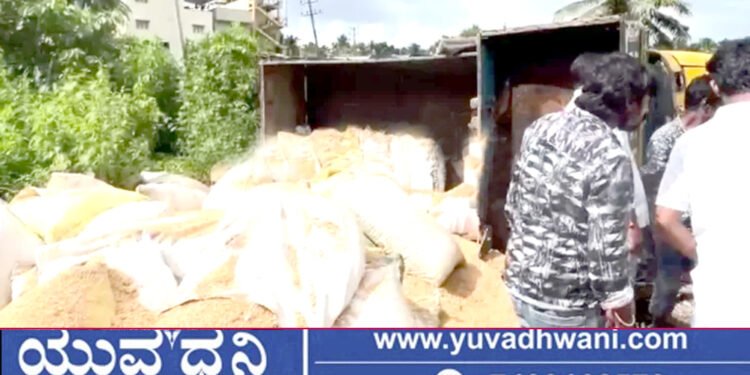 ಶಿವಮೊಗ್ಗ, ಕ್ಯಾಂಟರ್ ಪಲ್ಟಿ, ರಸ್ತೆಯಲ್ಲಿ ಭತ್ತದ ಚೀಲಗಳು ಚೆಲ್ಲಾಪಿಲ್ಲಿ!