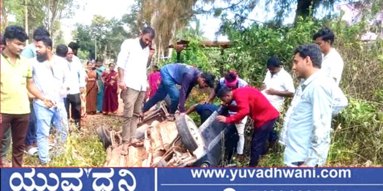ಅಡ್ಡ ಬಂದ ಹಾವು, ನಿಯಂತ್ರಣ ತಪ್ಪಿ ಚರಂಡಿಗೆ ಪಲ್ಟಿಯಾದ ಕಾರು!
