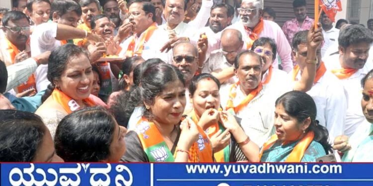 ಶಿವಮೊಗ್ಗದಲ್ಲಿ ಪಟಾಕಿ ಸಿಡಿಸಿ, ಸಿಹಿ ಹಂಚಿ ಸಂಭ್ರಮಿಸಿದ ಬಿಜೆಪಿ